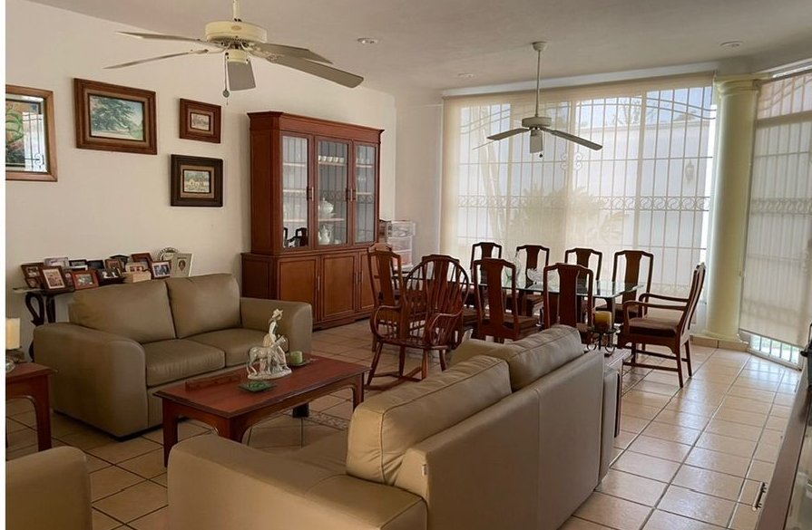 Sala-comedor amplia con ventanales y acceso al patio