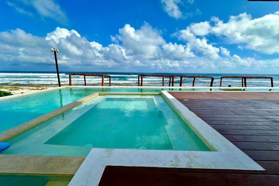 Alberca frente al mar Caribe en Casa Xila, Tulum