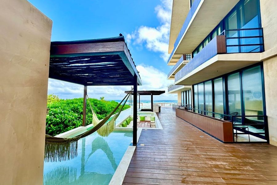 Terraza exterior con hamaca, alberca y vista al Caribe