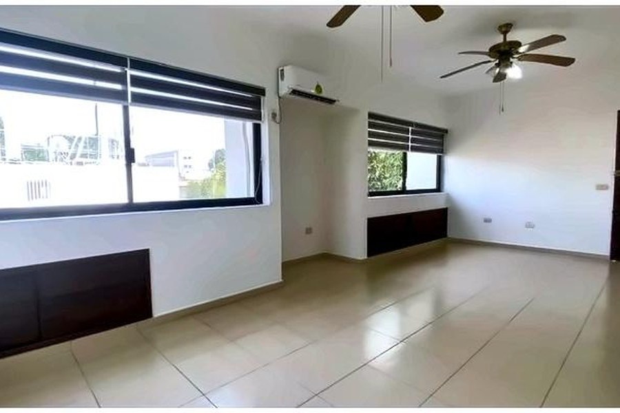 Sala-comedor amplia con doble ventanal panorámico