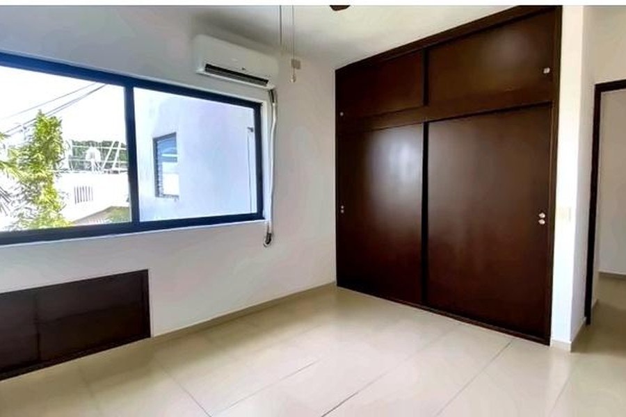 Recámara con clóset empotrado y ventana