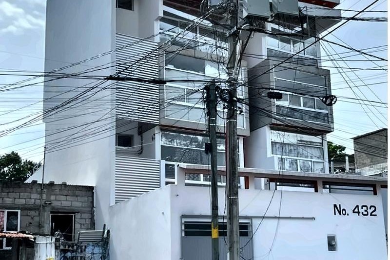 Fachada exterior del edificio de 4 niveles