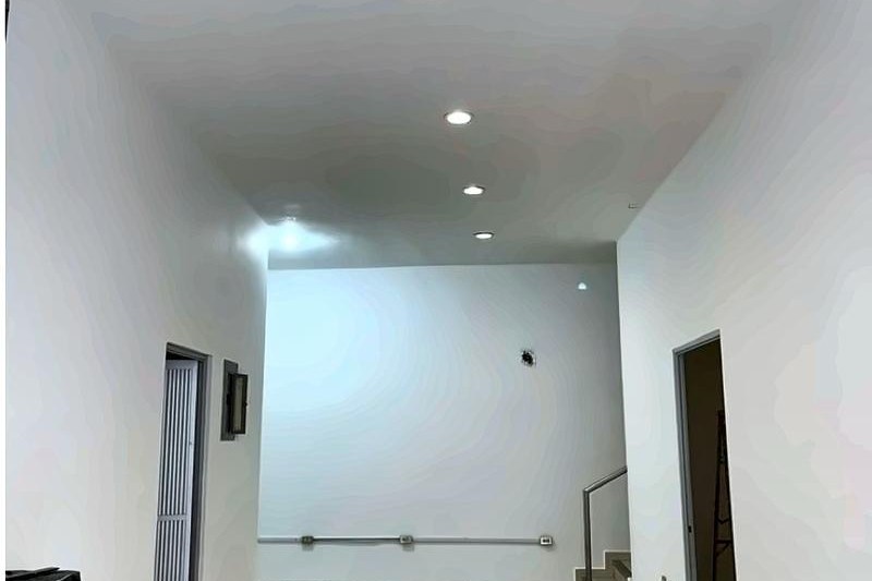 Planta interior amplia con luces empotradas