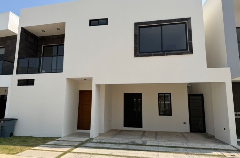 Fachada de townhouse moderno de dos niveles con cochera