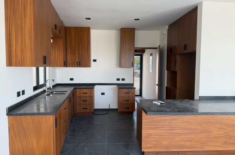 Cocina integral de madera con isla y desayunador