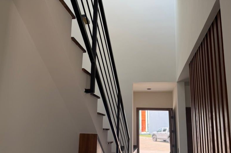 Escalera interior con barandal metálico y acceso